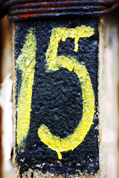 Aantal cijfers op de muur geschilderd met verf — Stockfoto
