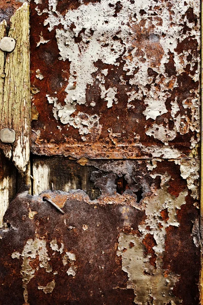 Metal oxidado con pintura vieja y malhumorada —  Fotos de Stock