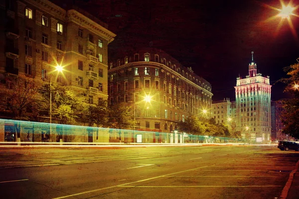 Città vecchia di notte con luci in movimento un trasporto di passaggio — Foto Stock