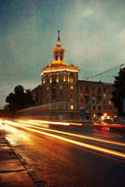 Ciudad vieja por la noche con luces móviles un transporte de paso — Foto de Stock