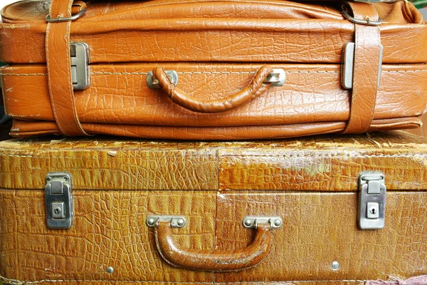 Потрепанный старый желтый чемодан — стоковое фото