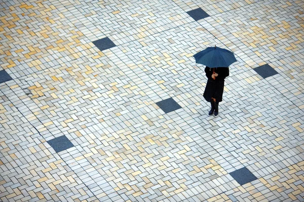 Man walking on the town square — Stock Photo, Image