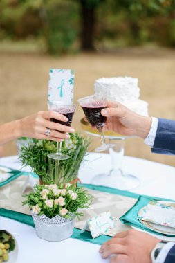 Erkek ve kadın kırmızı şarap içme. yakın çekim yakışıklı gözlüklü. Evlilik yıldönümünü kutluyoruz.