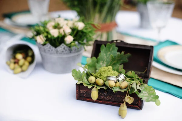 Anillos de boda y hojas de roble en caja — Foto de Stock