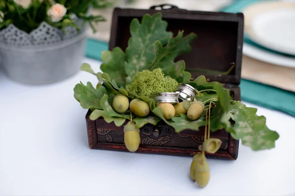 Anillos de boda y hojas de roble en caja — Foto de Stock