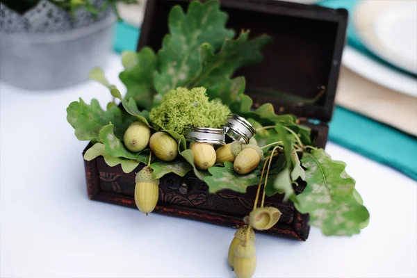 Wedding rings and oak leaves in box — Stock Photo, Image