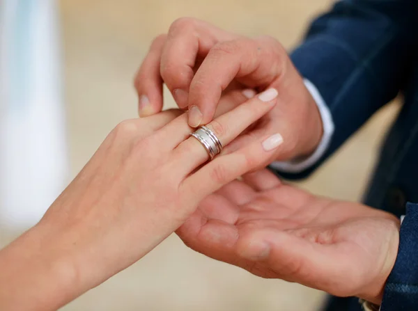 男人向他的女朋友提出与圆环的建议。把戒指放在手上. — 图库照片