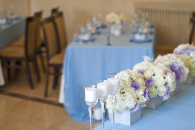 Güzel dekore düğün tablo çiçek ve mum