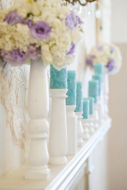 Beyaz ve mavi çiçekler ve Mumluk mum çiçek aranjmanı