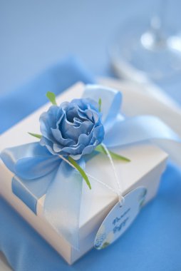 Şeritler ve çiçek güzel bonbonniere