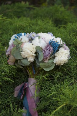 güzel bir yeşil dallarda yalan beyaz ve mavi çiçekler buket 