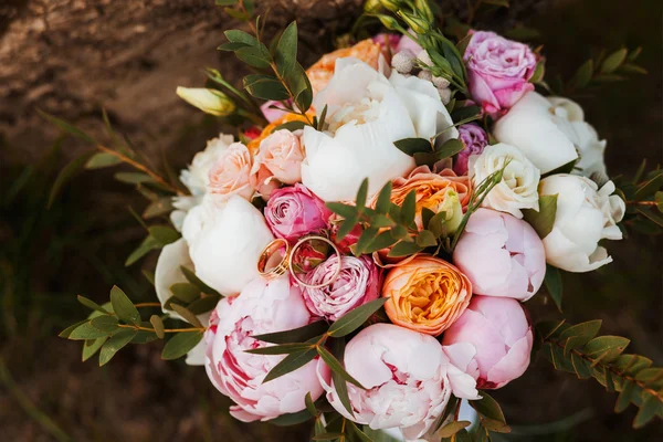 Bukiet ślubny, kwiaty, róże, piękny bukiet — Zdjęcie stockowe