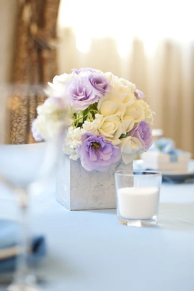 Красиво украшенный свадебный стол с цветами и свечами — стоковое фото