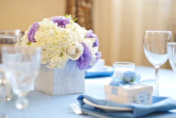 Tavolo da sposa ben decorato con fiori e candele — Foto Stock