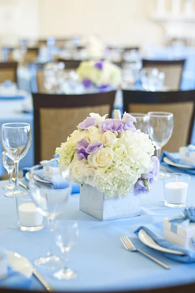 Schön dekorierter Hochzeitstisch mit Blumen und Kerzen — Stockfoto