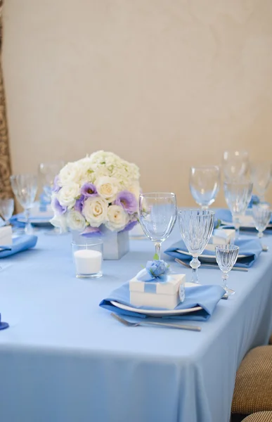 Table de mariage joliment décorée avec des fleurs et des bougies — Photo