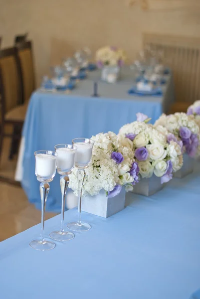 Schön dekorierter Hochzeitstisch mit Blumen und Kerzen — Stockfoto