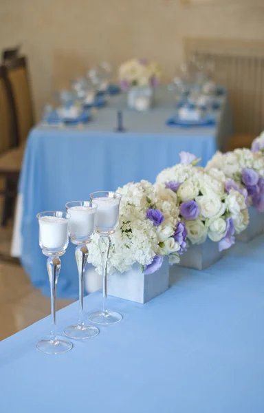 Mooi ingericht bruiloft tabel met bloemen en kaarsen — Stockfoto