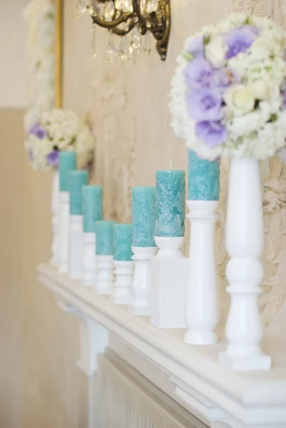 Blumenschmuck mit weißen und blauen Blumen und Kerzen auf Kerzenständern — Stockfoto