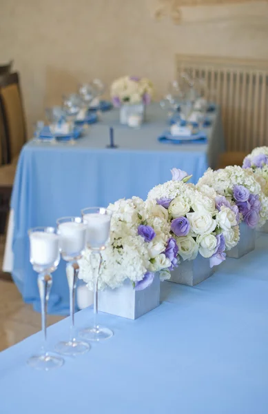 Schön dekorierter Hochzeitstisch mit Blumen und Kerzen — Stockfoto