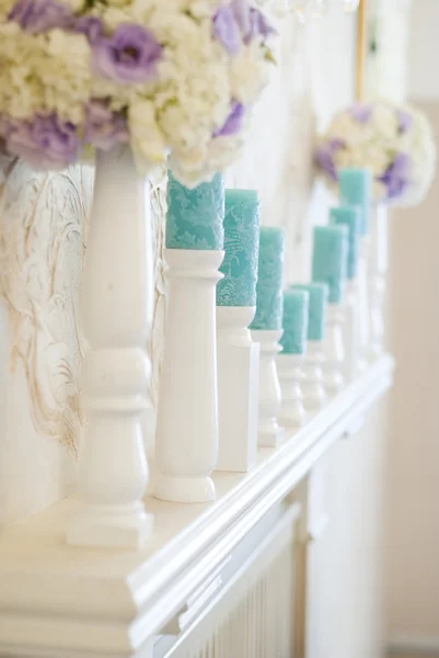 Blumenschmuck mit weißen und blauen Blumen und Kerzen auf Kerzenständern — Stockfoto