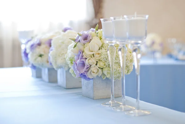 Mooi ingericht bruiloft tabel met bloemen en kaarsen — Stockfoto