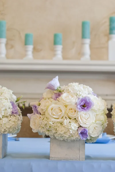 Mesa de boda muy bien decorada con flores y velas —  Fotos de Stock