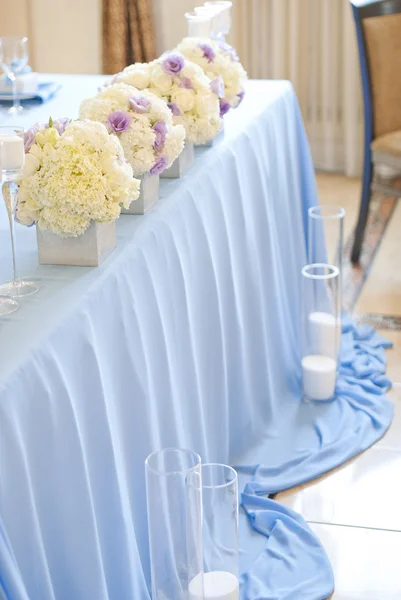 Mesa de boda muy bien decorada con flores y velas —  Fotos de Stock