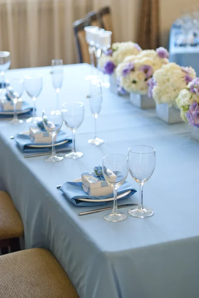 Trevligt inredda Bröllops bord med blommor och ljus — Stockfoto