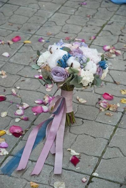 Nice wedding bouquet standing floor — Stock Photo, Image