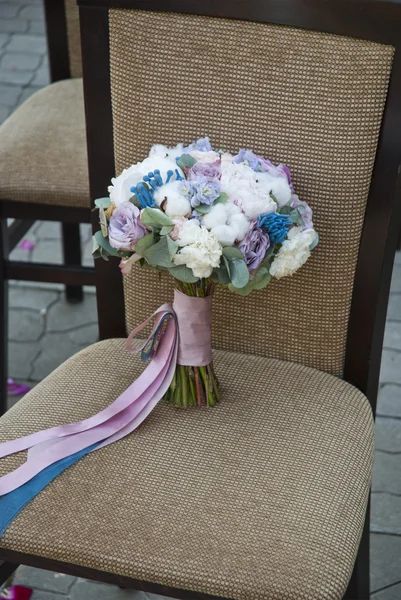Wedding brides bouquet on the chair — Stock Photo, Image
