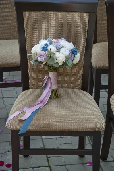 Wedding brides bouquet on the chair — Stock Photo, Image