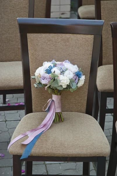 Wedding brides bouquet on the chair — Stock Photo, Image