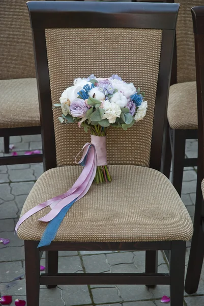 Wedding brides bouquet on the chair — Stock Photo, Image