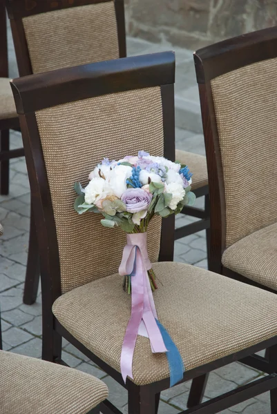 Wedding brides bouquet on the chair — Stock Photo, Image