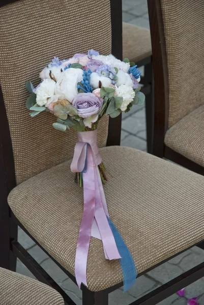 Wedding brides bouquet on the chair — Stock Photo, Image