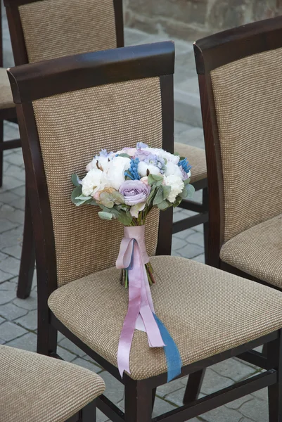 Wedding brides bouquet on the chair — Stock Photo, Image