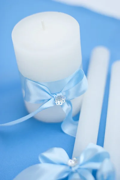 Velas de boda blancas con decoración de cinta azul en el fondo azul / ceremonia de boda —  Fotos de Stock