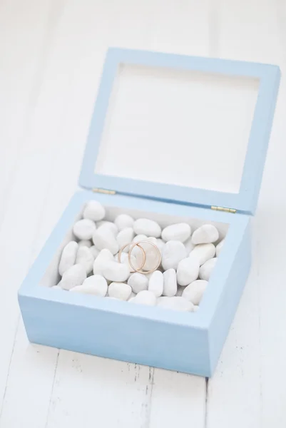 Anneaux de mariage en boîte bleue avec pierre blance.Cérémonie de mariage — Photo
