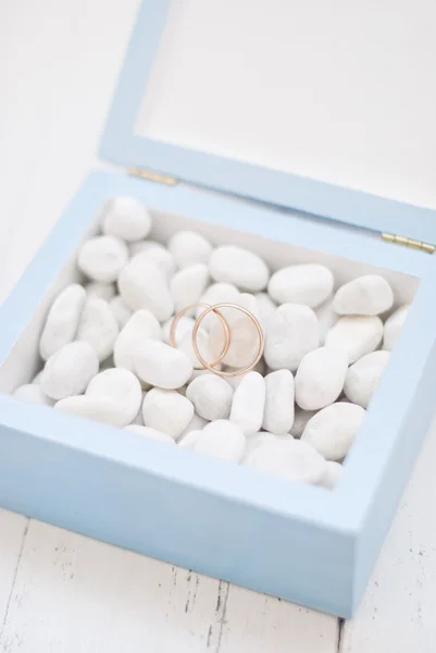 Trouwringen in blauwe doos met witte steen. Huwelijksceremonie — Stockfoto