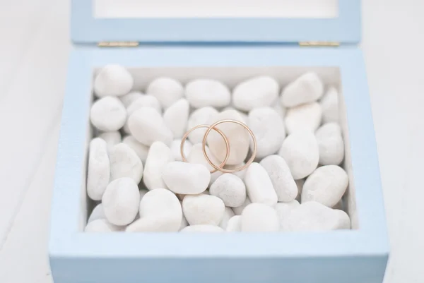 Свадебные кольца в синей коробке с белым камнем. — стоковое фото