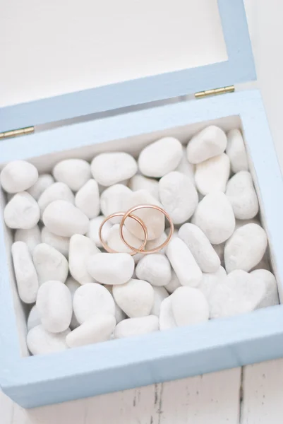 Anillos de boda en caja azul con piedra blanca. Ceremonia de boda —  Fotos de Stock