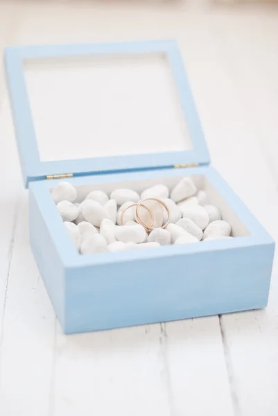 Anillos de boda en caja azul con piedra blanca. Ceremonia de boda —  Fotos de Stock