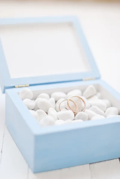 Anillos de boda en caja azul con piedra blanca. Ceremonia de boda —  Fotos de Stock