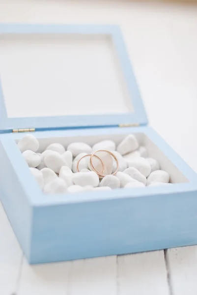 Anillos de boda en caja azul con piedra blanca. Ceremonia de boda —  Fotos de Stock