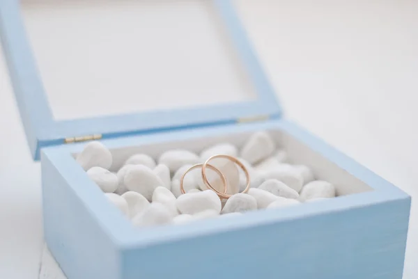 Anillos de boda en caja azul con piedra blanca. Ceremonia de boda —  Fotos de Stock