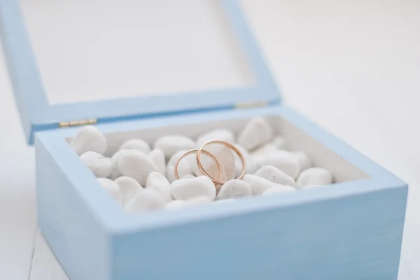 Обручки в синій коробці з білим каменем. Церемонія одруження — стокове фото
