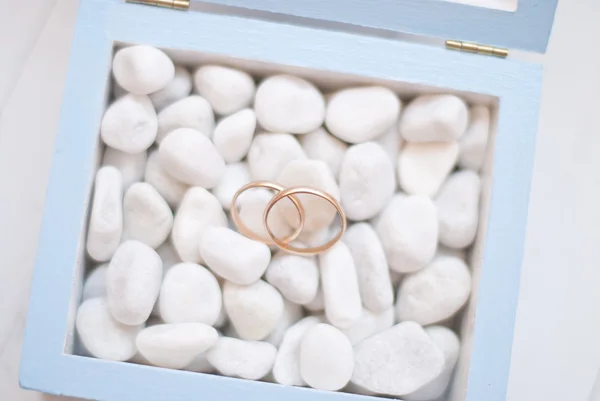 Anillos de boda en caja azul con piedra blanca. Ceremonia de boda —  Fotos de Stock