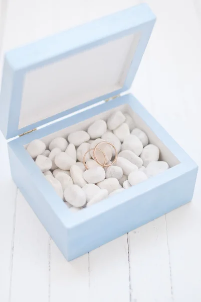 Anillos de boda en caja azul con piedra blanca. Ceremonia de boda —  Fotos de Stock