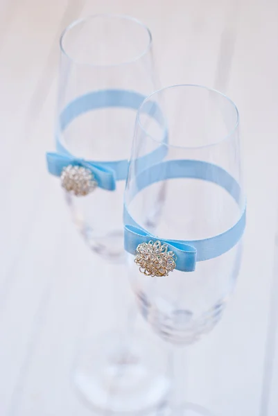 Two elegant champagne glasses with decoration ribbon. — Stock Photo, Image